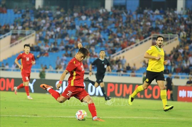 Hiệp 1 kết thúc với tỷ số hoà 1-1. CLB Borussia Dortmund mở tỷ số ở phút 13 do công của Donyell Malen. Phút 36, Tiến Linh ghi bàn san bằng tỷ số. Ảnh: Tuấn Anh-TTXVN 