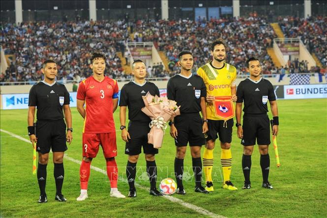 Đội trưởng của hai đội và tổ trọng tài chụp ảnh chung trước trận đấu. Ảnh: Tuấn Anh - TTXVN
