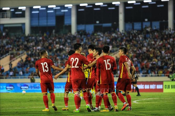 Các cầu thủ đội tuyển Việt Nam vui mừng khi tiền đạo Tiến Linh (22) ghi bàn gỡ hòa 1-1 ở phút 36. Ảnh: Tuấn Anh - TTXVN