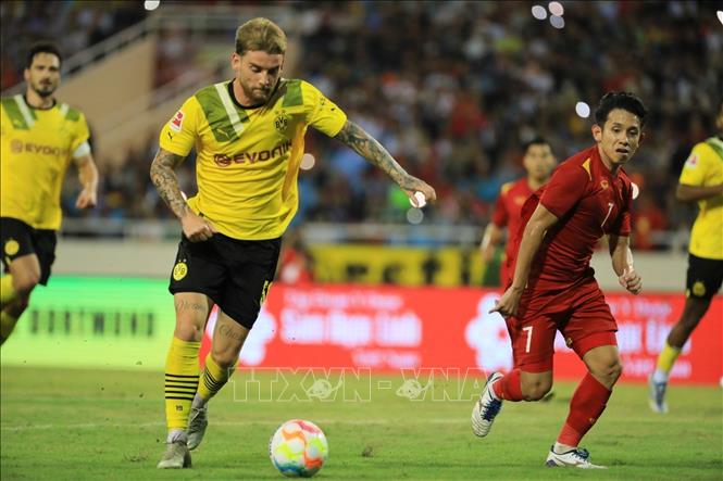 Pha lên bóng của cầu thủ CLB Borussia Dortmund. Ảnh: Tuấn Anh - TTXVN