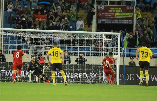 Pha ghi bàn từ chấm phạt đền 11m của Tuấn Hải ấn định tỷ số 2-1 ở phút 90. Ảnh: Tuấn Anh - TTXVN