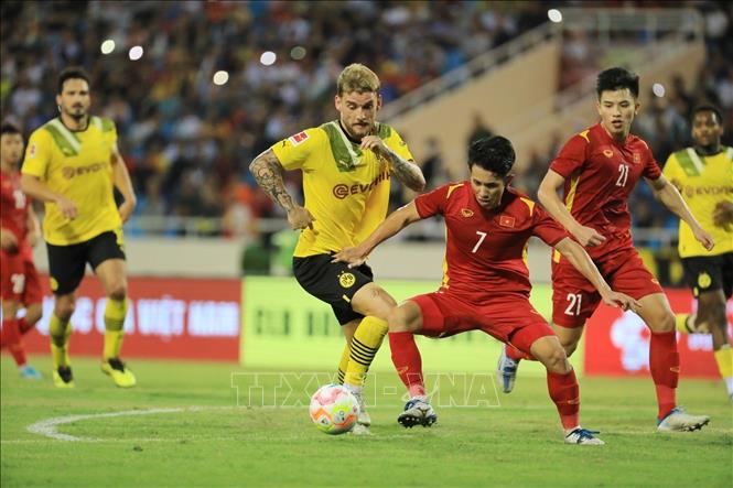 Pha tranh bóng của cầu thủ Hồng Duy (số 7, Việt Nam) với cầu thủ Borussia Dortmund. Ảnh: Tuấn Anh - TTXVN