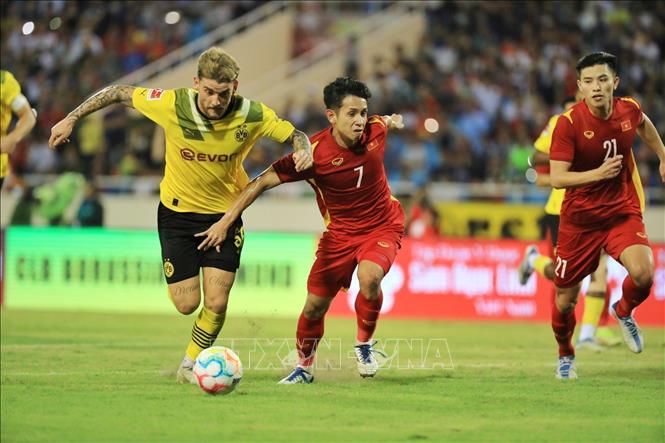 Pha tranh bóng của cầu thủ Hồng Duy (số 7, Việt Nam) với cầu thủ Borussia Dortmund. Ảnh: Tuấn Anh - TTXVN