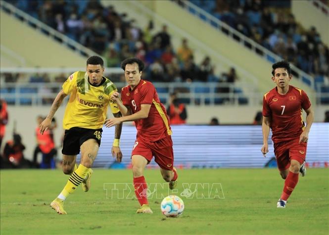 Pha tranh bóng của cầu thủ Văn Toàn (số 9, Việt Nam) với cầu thủ Borussia Dortmund. Ảnh: Tuấn Anh - TTXVN