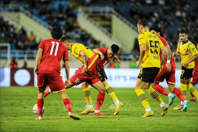 Tuấn Hải (10) xoay sở khống chế bóng trước sự áp sát của cầu thủ đội Borussia Dortmund. Ảnh: Tuấn Anh - TTXVN