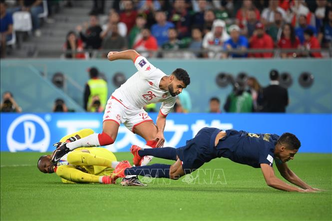 Những pha tranh chấp quyết liệt giữa hai đội liên tiếp xuất hiện trong vài phút đầu trận. Trong ảnh: Pha cứu thua của thủ thành Pháp Steve Mandanda (trái). Ảnh: AFP/TTXVN