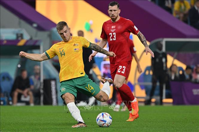 Pha dứt điểm từ xa của tiền vệ Australia Riley McGree (số 14). Ảnh: AFP/ TTXVN
