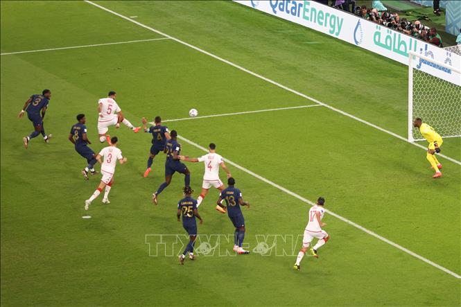Từ tình huống đá phạt bên cánh trái, Nader Ghandri (số 5) đệm bóng tung lưới Pháp. Tuy nhiên, trọng tài không công nhận bàn thắng vì 3 cầu thủ Tunisia rơi vào thế việt vị. Ảnh: AFP/TTXVN