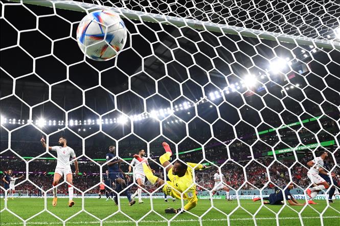 Bóng bay vào lưới đội tuyển Pháp sau pha dứt điểm của hậu vệ Tunisia Nader Ghandri. Tuy nhiên, trọng tài không công nhận bàn thắng vì 3 cầu thủ Tunisia rơi vào thế việt vị. Ảnh: AFP/TTXVN