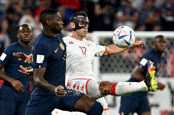 Tiền vệ Tunisia Ellyes Skhiri (số 17) nỗ lực khống chế bóng trước hậu vệ Dayot Upamecano của Pháp. Ảnh: AFP/TTXVN