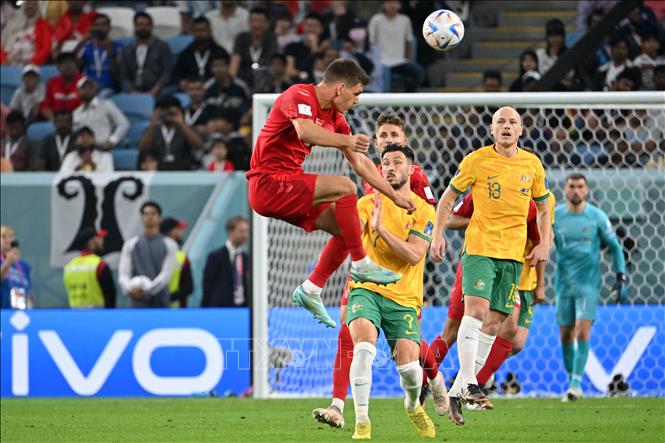 Christian Eriksen chuyền bóng thông minh để Joakim Maehle căng ngang từ cánh trái khi ở sát đáy biên. Thủ thành Mathew Ryan có pha cản phá để giải nguy cho Australia. Trong ảnh: Pha bật cao đánh đầu của hậu vệ Đan Mạch Joakim Maehle. Ảnh: AFP/ TTXVN