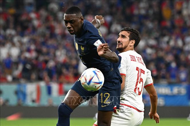 Pha tranh bóng giữa tiền đạo Randal Kolo Muani (trái) của Pháp và tiền vệ Mohamed Ali Ben Romdhane của Tunisia. Ảnh: AFP/TTXVN
