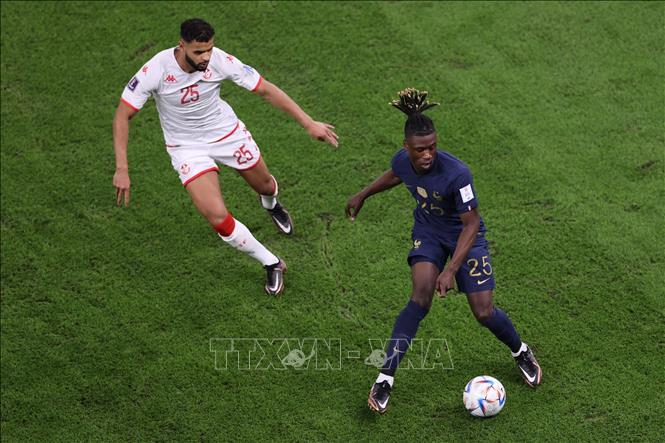Tiền vệ Pháp Eduardo Camavinga (trước) kiểm soát bóng trước tiền đạo Tunisia Anis Ben Slimane. Ảnh: AFP/TTXVN