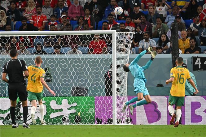 Pha cứu thua xuất sắc của thủ thành Australia Mathew Ryan trước cú dứt điểm rất căng của tiền vệ Đan Mạch Mathias Jensen. Ảnh: AFP/ TTXVN