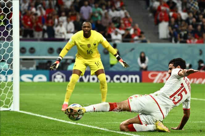 Cơ hội để Tunisia lách qua khe cửa hẹp và đoạt tấm vé còn lại ở bảng D là rất khó xảy ra. Tuy nhiên, các cầu thủ đến từ châu Phi đã chủ động dâng cao đội hình dồn ép đội tuyển Pháp ngay từ đầu trận. Ảnh: AFP/TTXVN