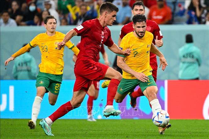 Australia dù bị ép sân nhưng vẫn đang chơi đầy tự tin. Trong ảnh: Pha tranh bóng quyết liệt giữa hậu vệ Đan Mạch Joakim Maehle (trái) và tiền đạo Australia Mathew Leckie. Ảnh: AFP/ TTXVN