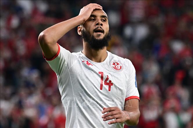 Sự nuối tiếc của tiền đạo Tunisia Aissa Laidouni sau pha dứt điểm đi chệch khung thành đội tuyển Pháp. Ảnh: AFP/TTXVN