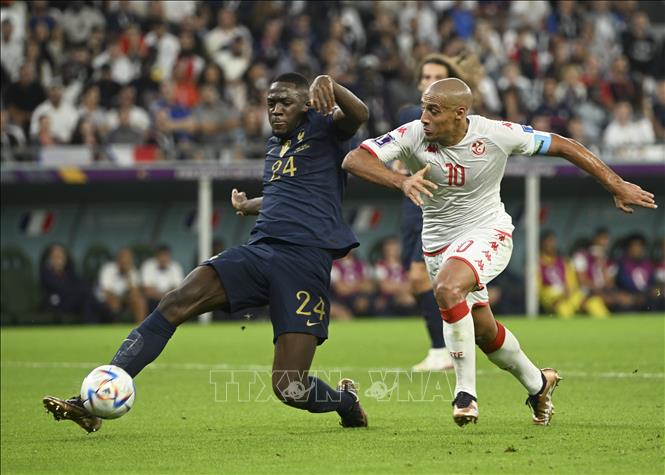 Ibrahima Konate (trái) của Pháp nỗ lực kiểm soát bóng trước Wahbi Khazri của Tunisia. Ảnh: THX/TTXVN