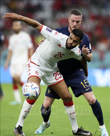 Jordan Veretout (số 15) của Pháp tranh bóng với Anis Ben Slimane của Tunisia. Ảnh: THX/TTXVN