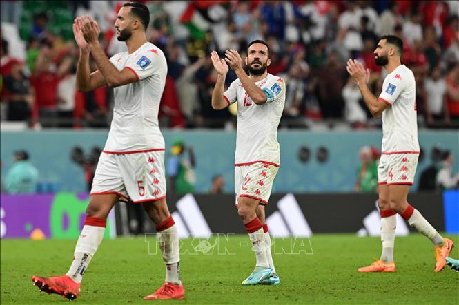 Dù không giành được tấm vé vào vòng 1/8, World Cup 2022, các cầu thủ Tunisia vẫn vui sau chiến thắng 1-0 trước đương kim vô địch Pháp. Ảnh: AFP/TTXVN