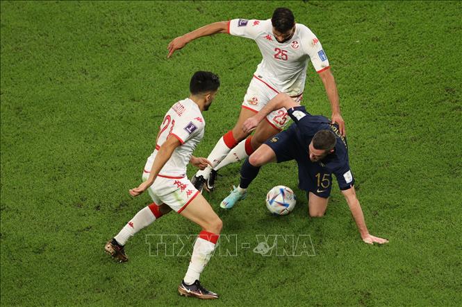Tiền vệ Jordan Veretout (số 15) của Pháp nỗ lực kiểm soát bóng trước các cầu thủ Tunisia. Ảnh: AFP/TTXVN