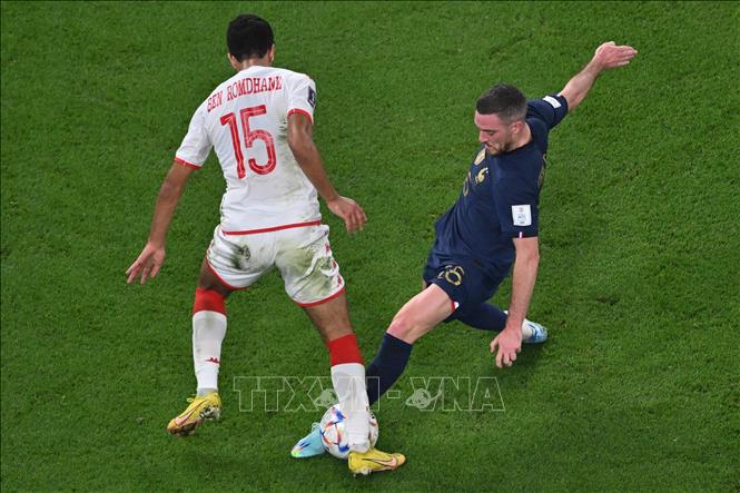 Jordan Veretout (phải) của Pháp cản phá đường đi bóng của tiền vệ Tunisia Mohamed Ali Ben Romdhane. Ảnh: AFP/TTXVN