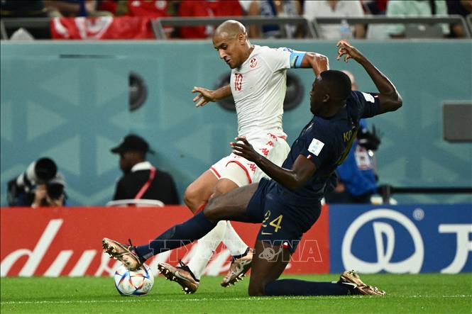 Pha tranh bóng quyết liệt giữa hậu vệ Pháp Ibrahima Konate (số 24) và tiền đạo Tunisia Wahbi Khazri. Ảnh: AFP/TTXVN