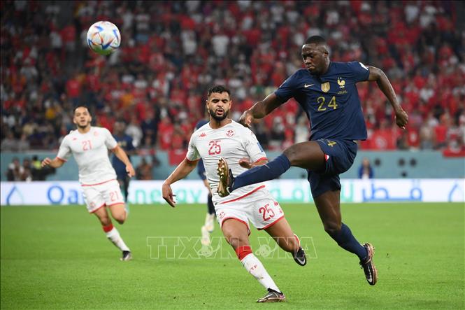 Pha dứt điểm của hậu vệ Pháp Ibrahima Konate (phải) trước các cầu thủ Tunisia. Ảnh: AFP/TTXVN