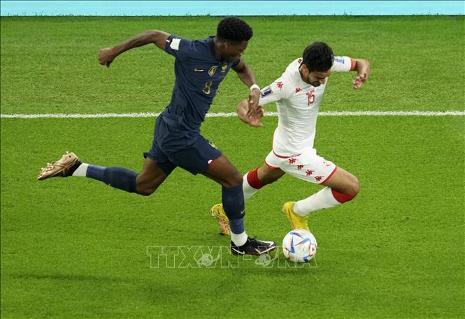 Aurelien Tchouameni (trái) của Pháp tranh bóng với Mohamed Ali Ben Romdhane của Tunisia. Ảnh: THX/TTXVN