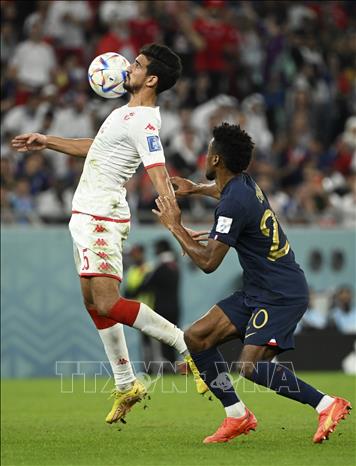Kingsley Coman (phải) của Pháp tranh bóng với Mohamed Ali Ben Romdhane của Tunisia. Ảnh: THX/TTXVN