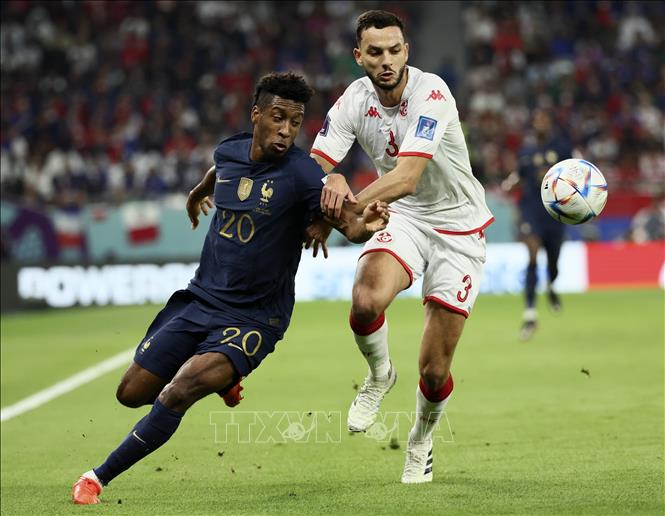 Pha tranh bóng giữa Kingsley Coman (trái) của Pháp và Montassar Talbi của Tunisia. Ảnh: AFP/TTXVN