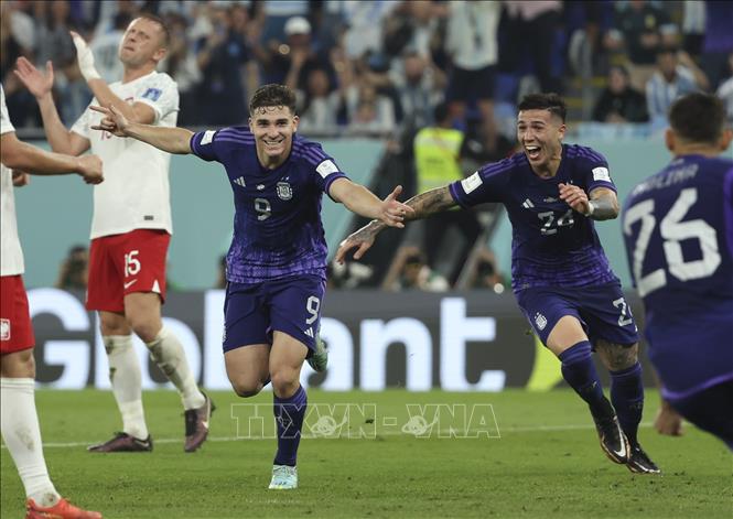 Niềm vui chiến thắng của tiền đạo Argentina Julian Alvarez (số 9) cùng đồng đội sau khi ghi bàn vào lưới tuyển Ba Lan. Ảnh: THX/TTXVN