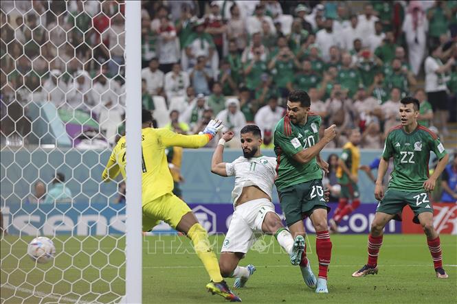 Cầu thủ Mexcio Henry Martin (thứ 2, bên phải) ghi bàn vào lưới đội tuyển Saudi Arabia. Ảnh: THX/TTXVN