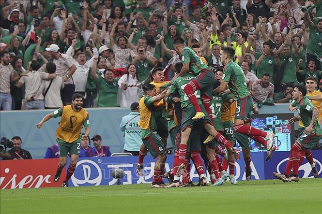 Các cầu thủ Mexico ăn mừng bàn thắng trong trận đấu với Saudi Arabia. Ảnh: THX/TTXVN