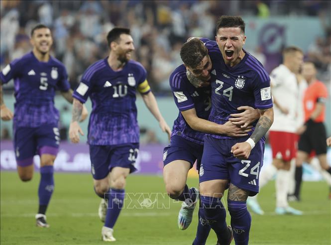 Niềm vui chiến thắng của các cầu thủ Argentina trong trận đấu quyết định với Ba Lan. Ảnh: THX/TTXVN