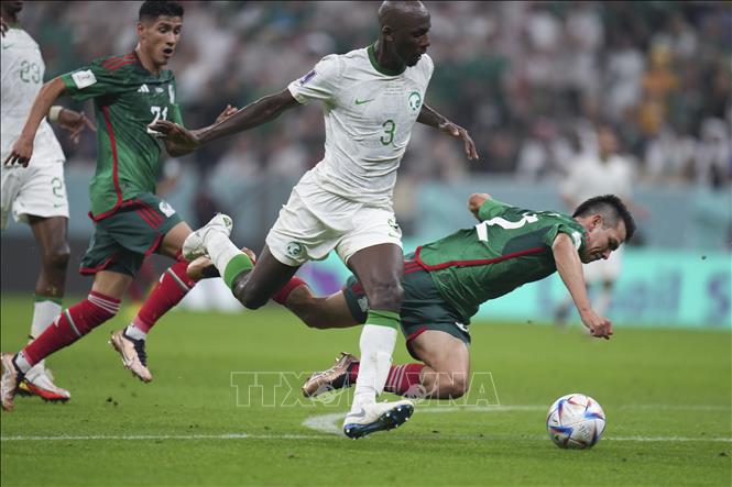 Cầu thủ Saudi Arabia Abdullah Madu (thứ 2, bên phải) đi bóng trước các cầu thủ Mexico. Ảnh: THX/TTXVN