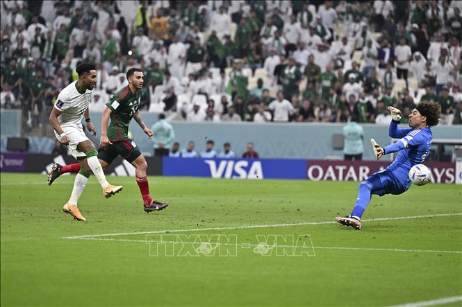 Pha ghi bàn của cầu thủ Salem Aldawsari (trái) cho đội tuyển Saudi Arabia. Ảnh: THX/TTXVN