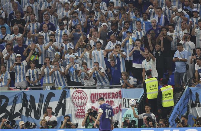 Niềm vui của các cổ động viên Argentina sau khi đội nhà chiến thắng trước Ba Lan và giành vé đi tiếp vào vòng 1/8. Ảnh: THX/TTXVN