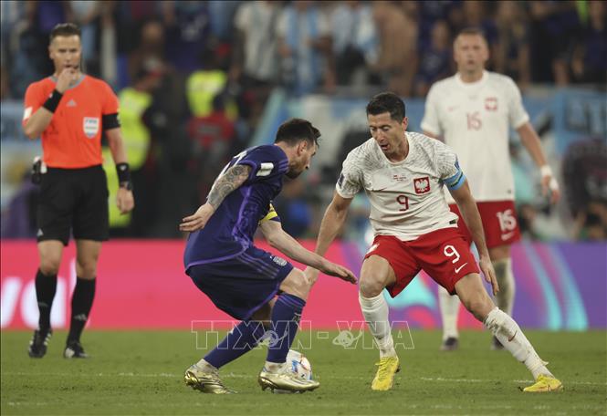 Tiền đạo Ba Lan Robert Lewandowski (phải) tranh bóng với  tiền đạo Argentina Lionel Messi. Ảnh: THX/TTXVN