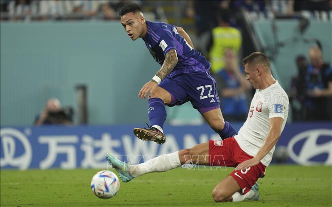Tiền đạo Argentina Lautaro Martinez (trái) sút bóng về phía khung thành tuyển Ba Lan Ảnh: THX/TTXVN