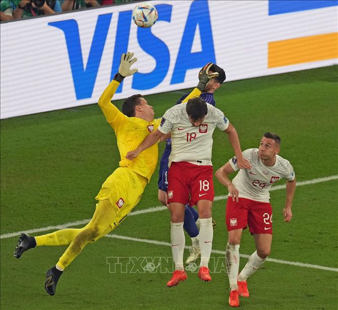 Thủ môn Ba Lan Wojciech Szczesny (trái) cản phá bóng dẫn đến pha phạm lỗi với tiền đạo Argentina Lionel Messi (phía trên). Ảnh: THX/TTXVN