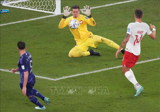 Thủ môn Ba Lan Wojciech Szczesny (giữa) cản phá thành công quả sút của cầu thủ Argentina. Ảnh: THX/TTXVN