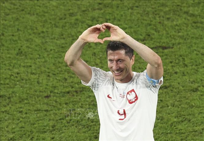 Nụ cười của tiền đạo Ba Lan Robert Lewandowski sau khi đội nhà giành vé đi tiếp vào vòng 1/8 nhờ lợi thế về chỉ số trước tuyển Mexico. Ảnh: THX/TTXVN