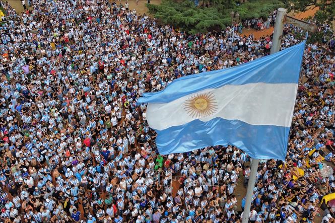 Cổ động viên Argentina theo dõi trận đấu đội nhà gặp Ba Lan qua truyền hình ở quảng trường Francisco Seeber, Buenos Aires. Ảnh: AFP/TTXVN