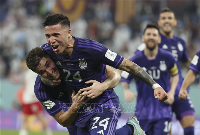 Niềm vui của các cầu thủ Argentina sau khi tiền đạo Julian Alvarez (trái) ghi bàn vào lưới tuyển Ba Lan. Ảnh: THX/TTXVN