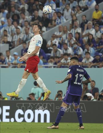 Tiền đạo Ba Lan Robert Lewandowski (trái) trong pha tranh bóng bổng với tuyển thủ Argentina. Ảnh: THX/TTXVN