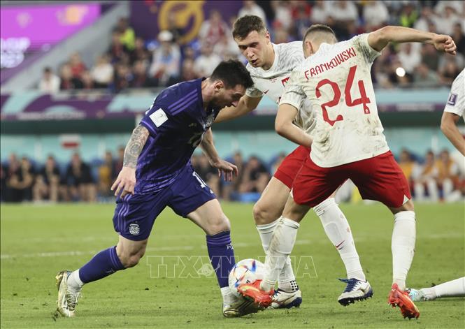 Tiền đạo Argentina Lionel Messi (trái) nỗ lực đi bóng trong sự cản phá của các cầu thủ Ba Lan. Ảnh: THX/TTXVN