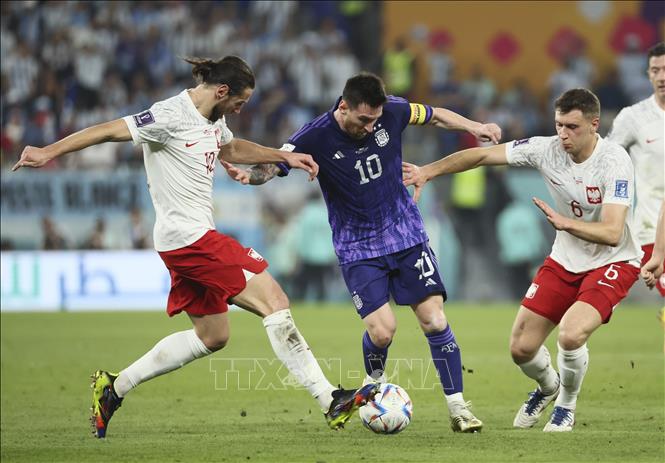 Tiền đạo Argentina Lionel Messi (giữa) nỗ lực đi bóng trong sự cản phá của các cầu thủ Ba Lan. Ảnh: THX/TTXVN