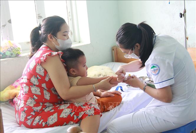 Trong ảnh: Y tá Bệnh viện Bệnh Nhiệt đới Khánh Hòa chăm sóc bệnh nhân sốt xuất huyết dạng nặng tại Bệnh viện Bệnh Nhiệt đới Khánh Hòa. Ảnh: Phan Sáu - TTXVN
