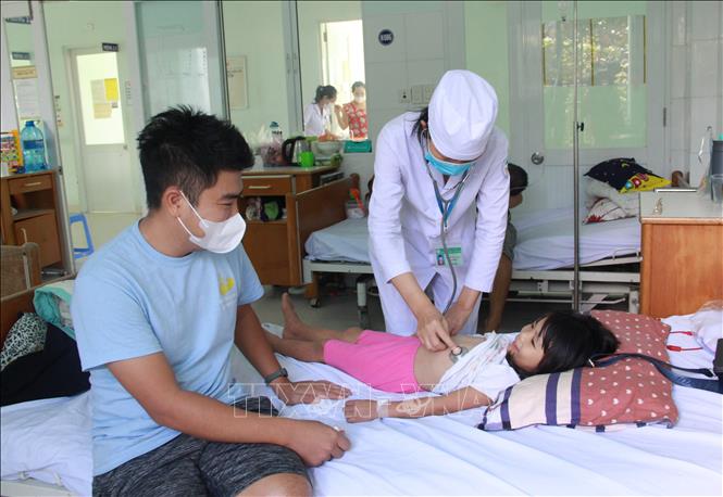 Trong ảnh: Bác sĩ thăm khám tình hình sức khỏe bệnh nhân sốt xuất huyết tại Bệnh viện Bệnh Nhiệt đới Khánh Hòa. Ảnh: Phan Sáu - TTXVN